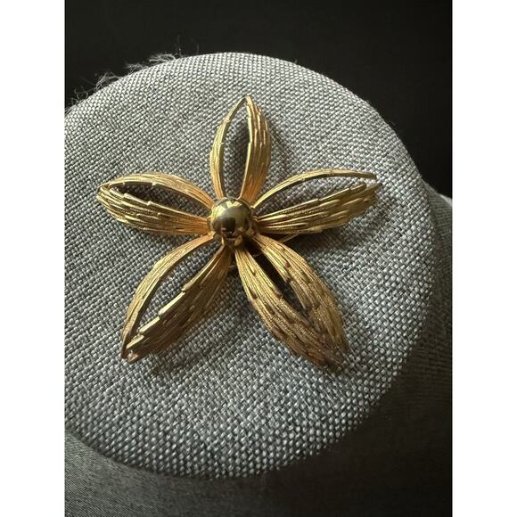 Vintage MCM Mid Century Modern Gold Tone Flower Brooch Pin Capsule Old Money - Picture 1 of 4